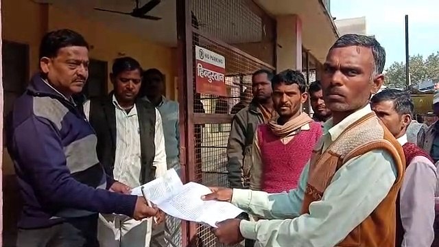 मकान को कब्जा मुक्त कराने के लिए पीड़ितों ने तहसीलदार को सौंपा ज्ञापन