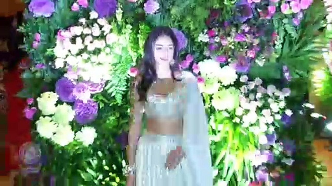 Annya Pandey इतनी खूबसूरत और खूबसूरत लग रही हैं और अपनी खूबसूरती से लोगों को दीवाना बना रही हैं, आप भी देखें