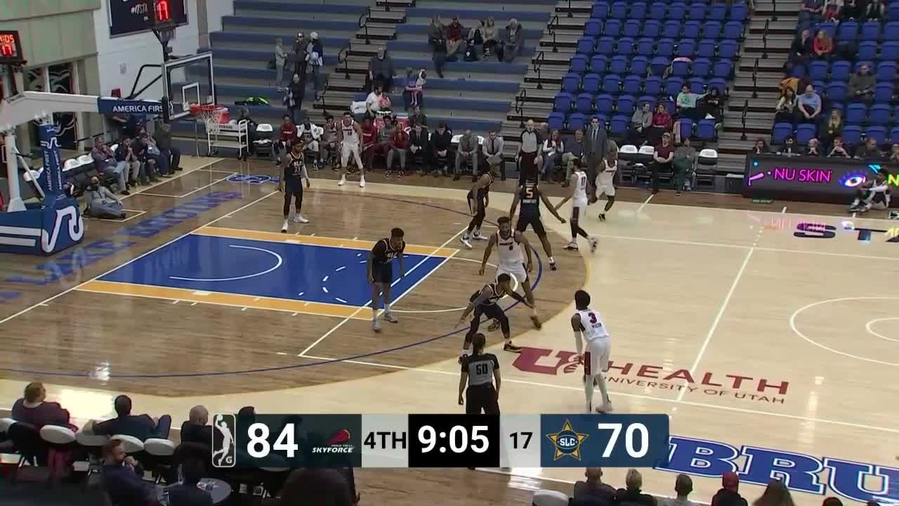 Marcus Lee slams home the alley-oop