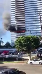 Les pompiers sauvent un homme accroché d'un immeuble en feu !