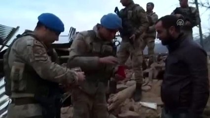 Jandarma, enkazda bulduğu ziyneti sahibine ulaştırdı