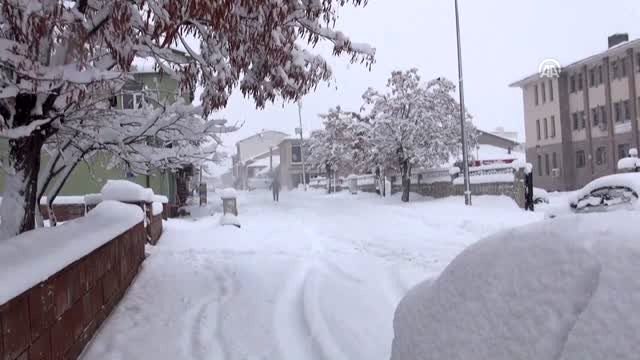 Karlıova'da okullar kar nedeniyle tatil edildi