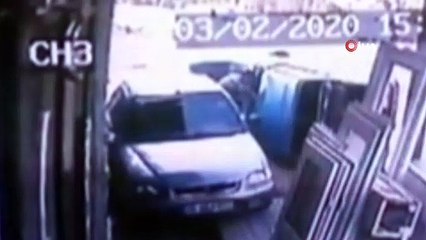 Virajı alamayan otomobilin takla atma anı kamerada