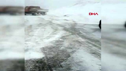 Ağrı'da yola çığ düştü