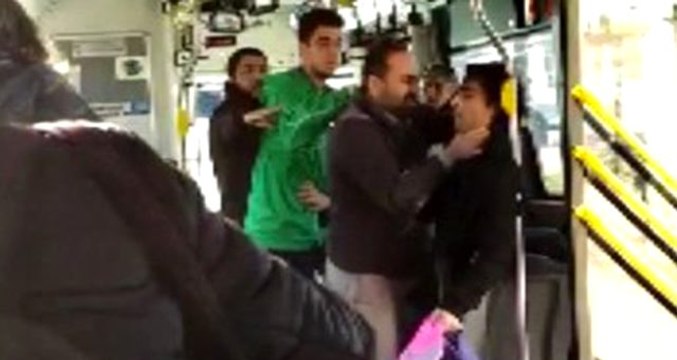 Şoför, üstü kirli diye otobüsten kovduğu çocuk için kendisine tepki gösteren yolcuyu darp etti