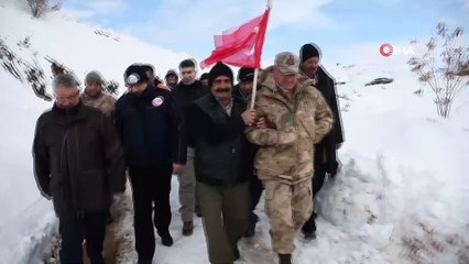 Kar kış demeden depremin yaraları sarılıyor