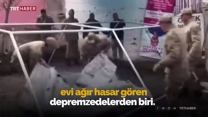 Engelli depremzede ve ailesine jandarma yardım elini uzattı