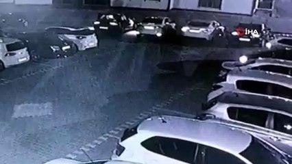 Depremde park halindeki otomobillerin beşik gibi sallandığı anlar kamerada