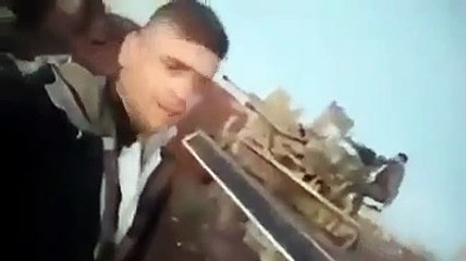 اللحظات الأخيرة قبل مصرع ضابط في الحرس الجمهوري وهو يقصف إدلب