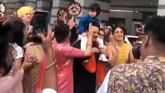 Taimur Ali Khan's Cute dance with Kareena Kapoor Khan & Saif in Armaan Jain's wedding | Boldsky