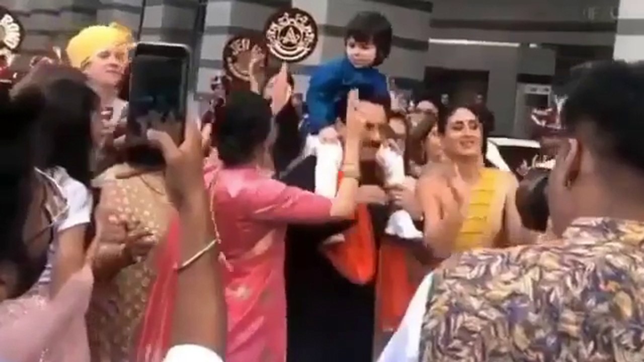 Taimur Ali Khan's Cute dance with Kareena Kapoor Khan & Saif in Armaan Jain's wedding | Boldsky