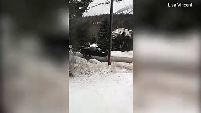 Un homme faisant du ski nautique dans une rue enneigée du Canada