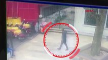 Beşiktaş'ta zabıtanın bıçaklı kavgaya süpürgeli müdahalesi kamerada