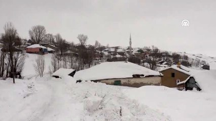 Yüksek rakımlı köylerindeki tek katkı evler kar altında kaldı