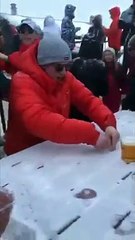 Un homme qui joue le rôle d'un DJ !