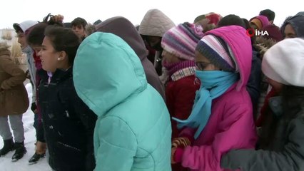 Erçek Gölü'ndeki yemleme çalışmasına öğrencilerden destek