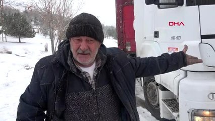 Van'da, buzlanan yolda zincirleme kaza: 4 yaralı