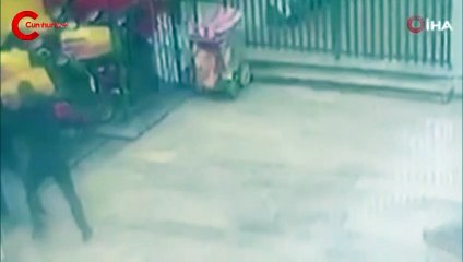 Beşiktaş’ta zabıtalar bıçaklı kavgayı çöp süpürgesi ile ayırdı...Bıçaklı kavga kamerada