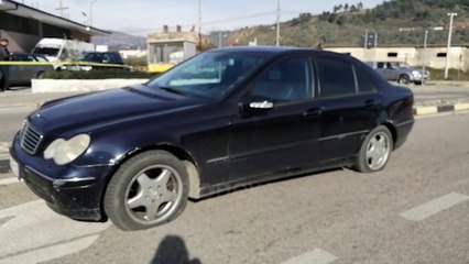 Ora News - "Shpejtësi e çmenduri" në Elbasan, 27 vjeçari çan tre postblloqe dhe plagos 5 persona