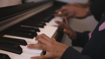 La música, vía de escape para los niños en Yemen