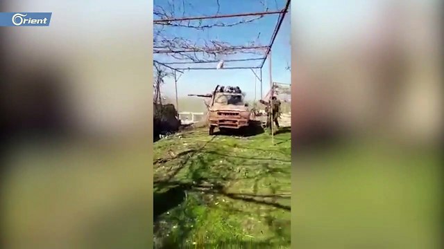 لحظة مقتل مقدم في ميليشيا لواء الباقر خلال سقوط قذيفة عليه بريف حلب