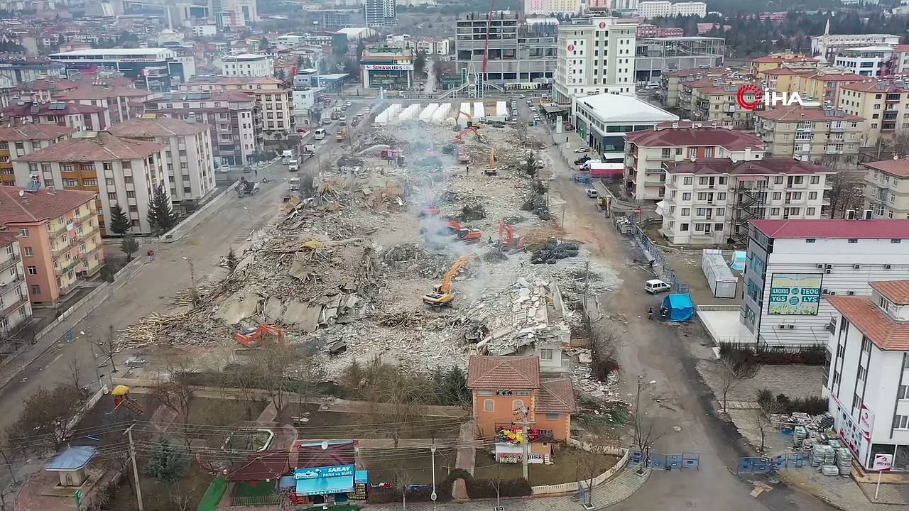 Depremin vurduğu Elazığ’da yıkımlar sürüyor, caminin minaresi kontrollü olarak böyle yıkıldı