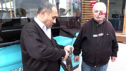Antalya örnek sürücü halk otobüsünde unutulan dövizi sahibine teslim etti