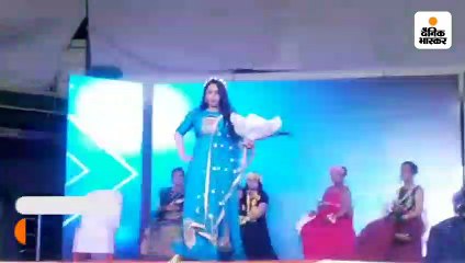 फैशन शो में रैंप पर उतरीं गर्भवती महिलाएं