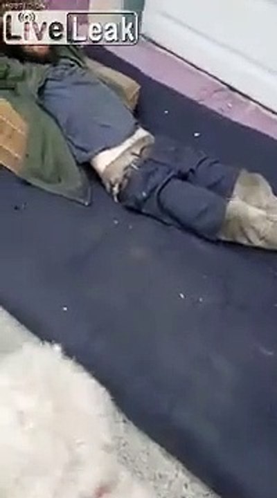 Son matelas devant un garage, ce sans abri ne veut pas bouger !