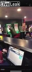 Machines à sous : il les attaque avec un tabouret au casino !