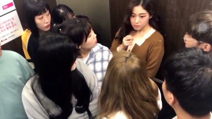 Des personnes dans un ascenseur regarde étrangement cette femme et elle commence à flipper