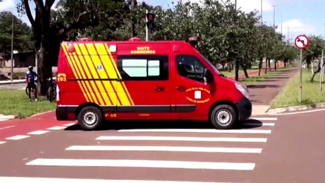 Ciclista fica ferida ao sofrer queda na Avenida Tancredo Neves, em Cascavel