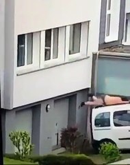 Un homme nu se retrouve pendu à la fenêtre d’un appartement