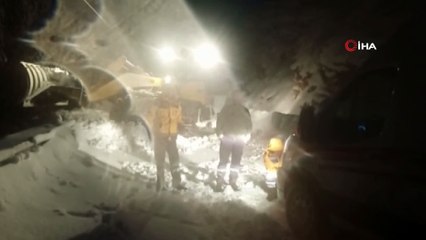 Karda yolu kapanan köydeki hasta hastaneye 11 saatte ulaştırıldı