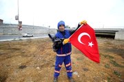 Türk bayrağını yerden alıp öpen temizlik işçisi: Kahramanlar şu an çatışanlar, şehitlerdir