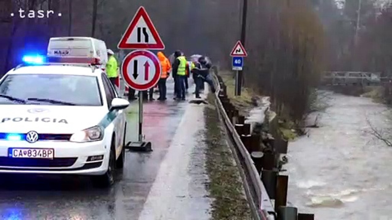 V Turzovke voda podmýva cestu, jeden jazdný pruh je uzavretý