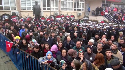 Mersinli şehidin kız kardeşi ağabeyini askeri üniforma ile uğurladı