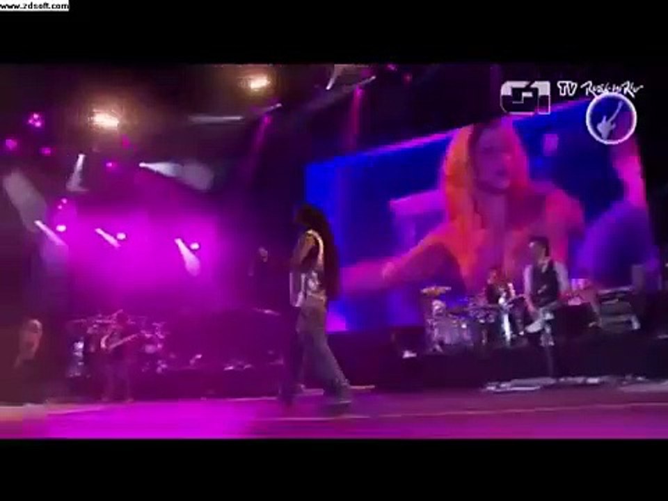 SHAKIRA_SEXIEST_PERFORMANCE_EVER_!!_MAJOR_CLEAVAGE_!!_SHE'S_A_GODDESS!