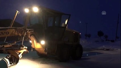 Bahçesaray'da minibüsün üzerine çığ düştü (1)