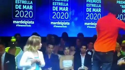 El director teatral Marcos Moyano simuló cortarse las venas en la entrega de los Premios Estrella de Mar
