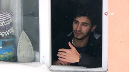 Köy evleri kara gömüldü