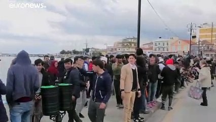 Lesbos: Flüchtlinge verlassen Lager - Polizei setzt Tränengas ein