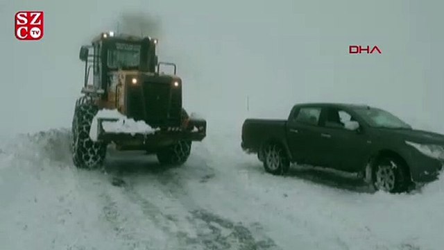 Van-Bahçesaray kara yolunda minibüsün üzerine çığ düştü!