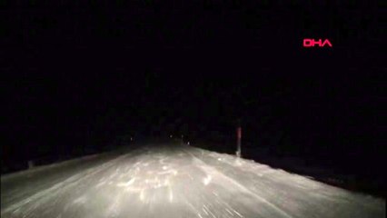 Bahçesaray yoluna çığ düştü