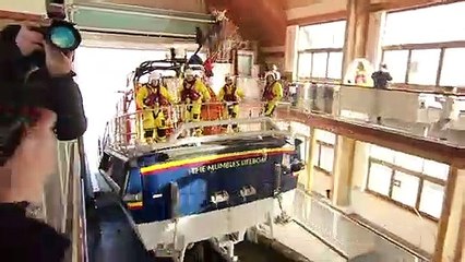 Royals greeted by hundreds upon visit to lifeboat station