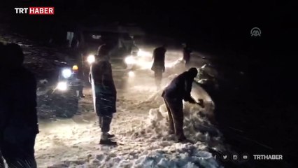 Van'da minibüsün üzerine çığ düştü