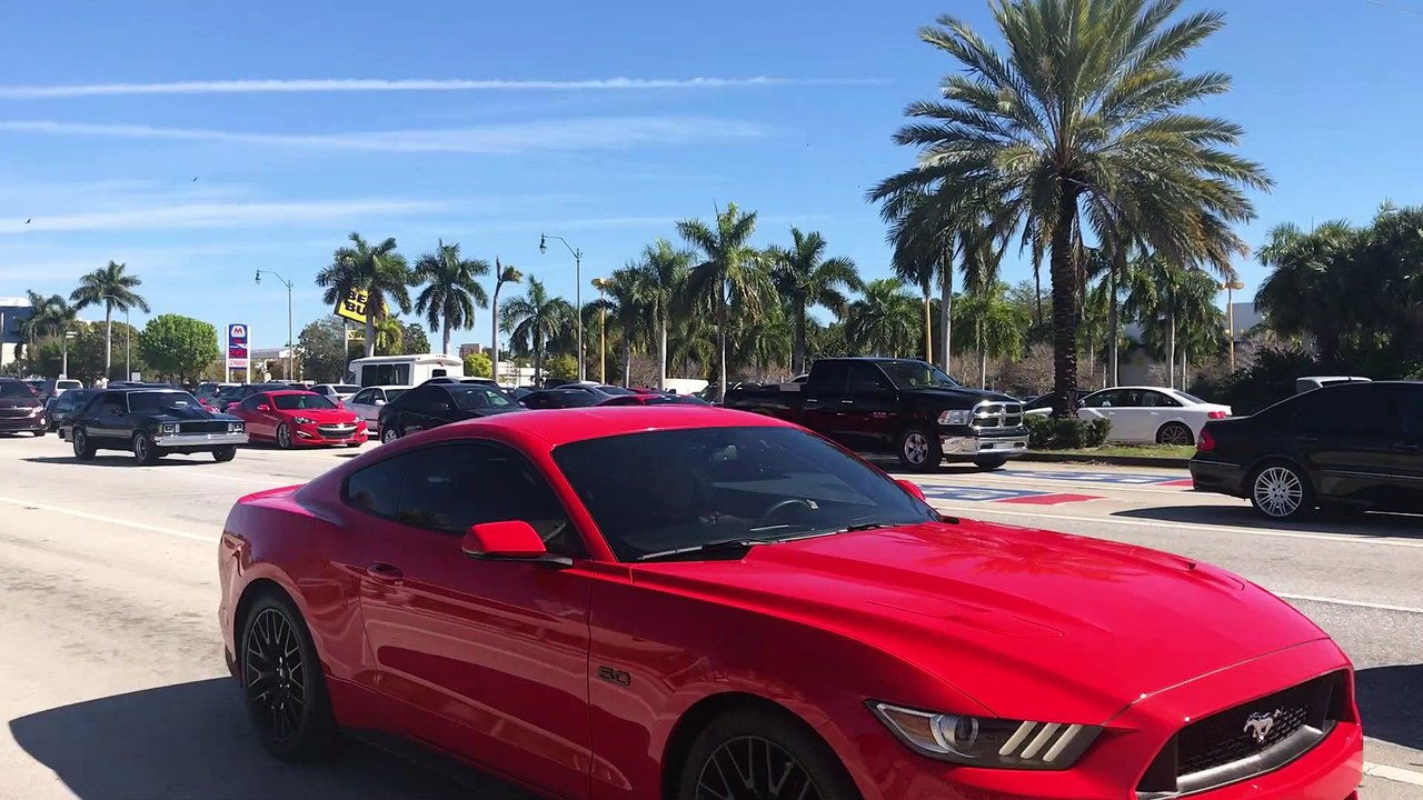 Muscle Car Loses a Tire in Streetlight Burnout