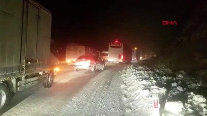 Ağrı'da yola çığ düştü