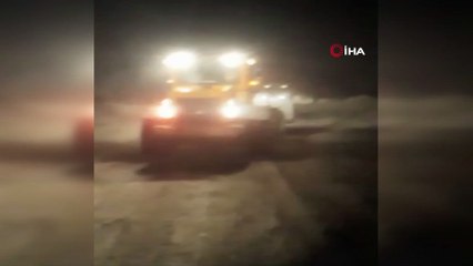 Ağrı-Van karayolunda tipi ve çığ nedeniyle yol ulaşıma kapandı