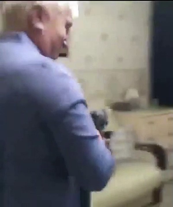 Papy fait du roller avec son chaton
